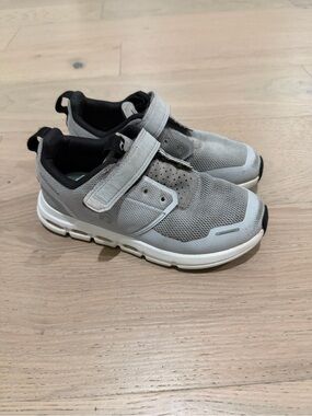 On Running Gray and Black Kids Velcro Sneakers